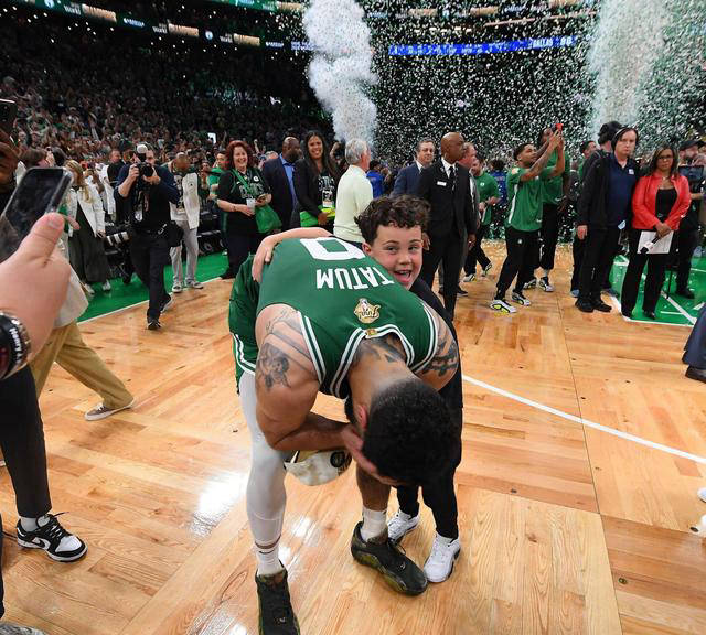 塔图姆重要时刻比赛局势复杂,FPX带队取胜!(塔图姆谈18年詹姆斯) 塔图姆重要时刻比赛局势复杂,FPX带队取胜!(塔图姆谈18年詹姆斯)